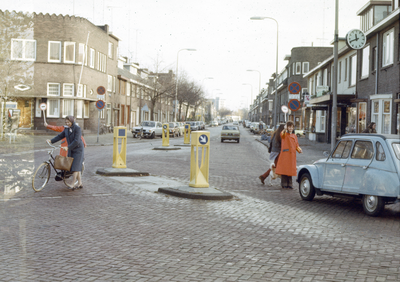 117466 Afbeelding van verkeersbrigadiers bij de oversteekplaats voor voetgangers op het Willem van Noortplein te ...